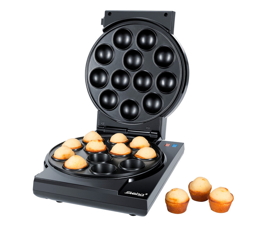Offener, schwarzer Steba Cake-Maker 3-in-1 "CM 3" mit gebackenen Muffins in den Vertiefungen und drei Muffins daneben.