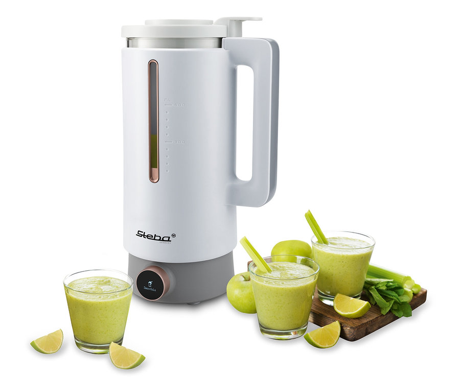 Weißer Steba Vegan-Drink-Maker VDM 2 HOT & COLD neben drei Gläsern grünem Smoothie mit Sellerie und Limette.