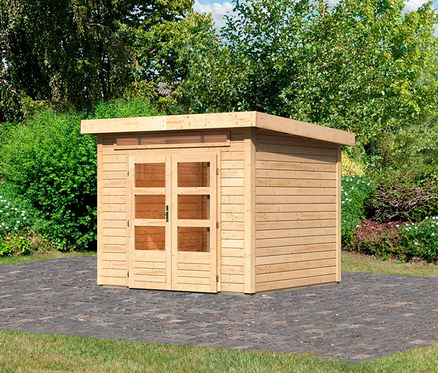 Ein hölzernes Gartenhaus mit Glastüren steht auf einer gepflasterten Fläche, umgeben von Grün. Im Bild ist das Karibu Gartenhaus, 28 mm, (Katje 3) zu sehen.