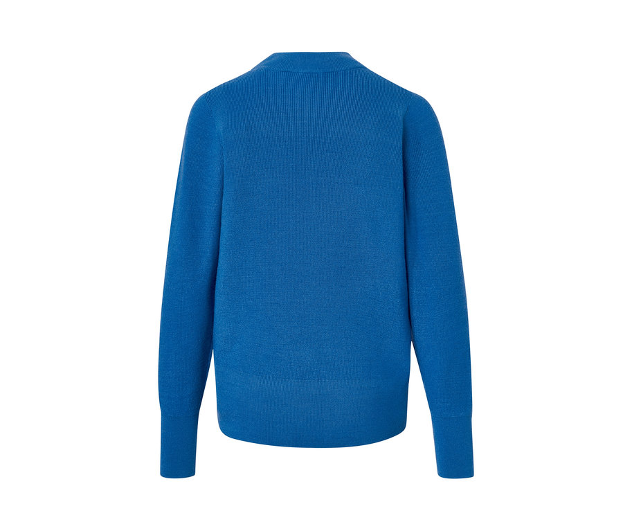 Blauer Feinstrickpullover.