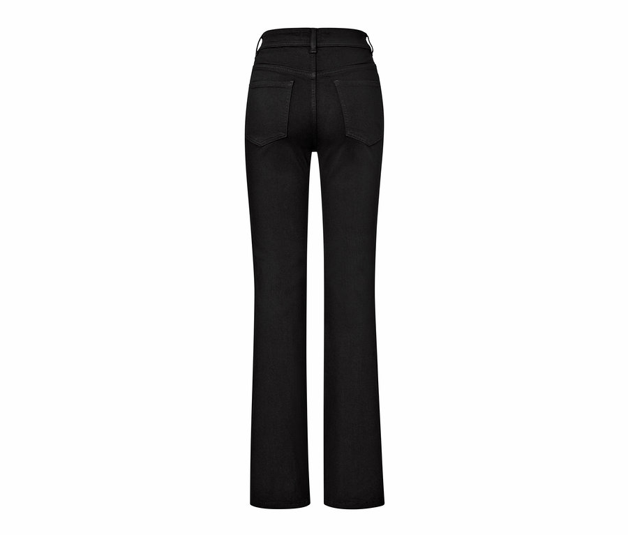 Detailansicht von hinten auf eine schwarze Bootcut Denim – Fit Jola.