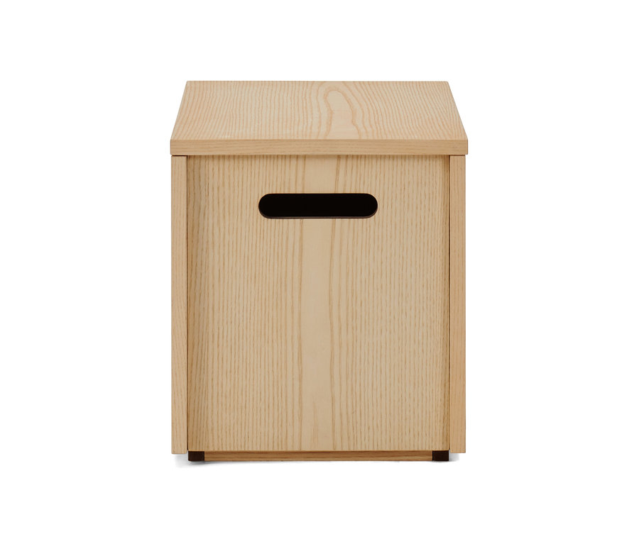 Eine einzelne Stapelbox mit Deckel auf einem weißen Hintergrund.