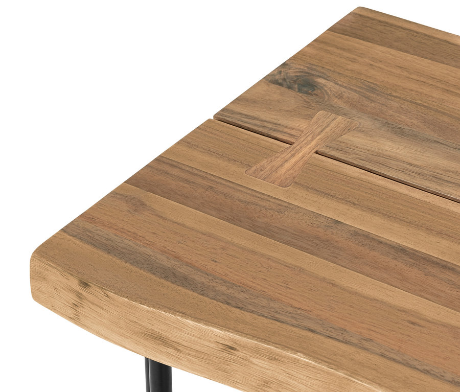 Detailansicht eines Konsolentischs mit natürlichen Holzbohlen und Metallbeinen.