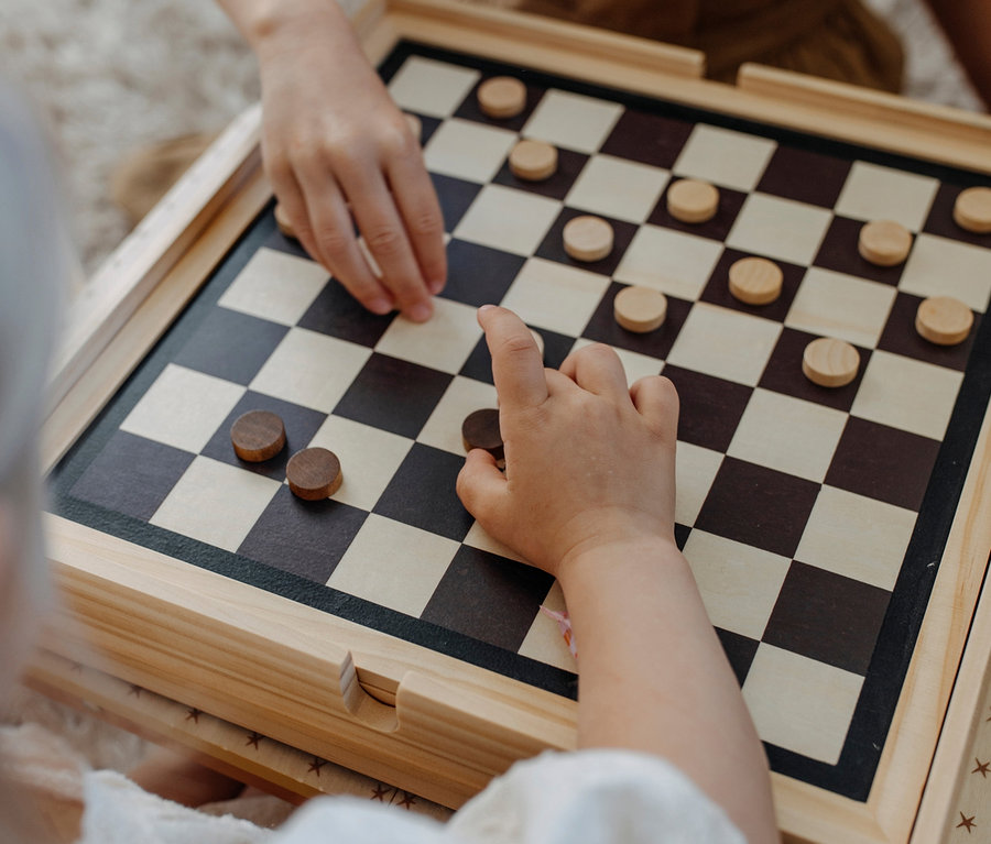 Kinder spielen Dame mit dem small foot Spielesammlung, 20 Klassiker.