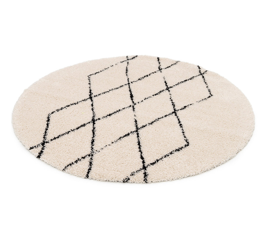Ein beiger, ovaler Teppich mit einem schwarzen Rautenmuster.