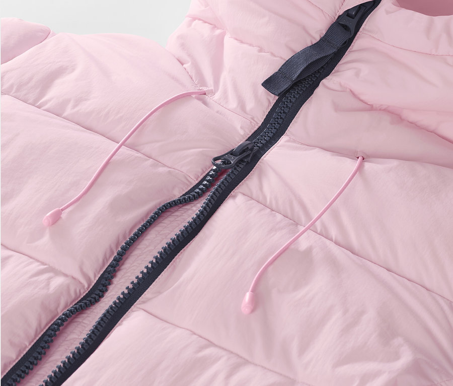 Detailansicht einer rosa Ski-Steppjacke mit Reißverschluss und Kordelzug.