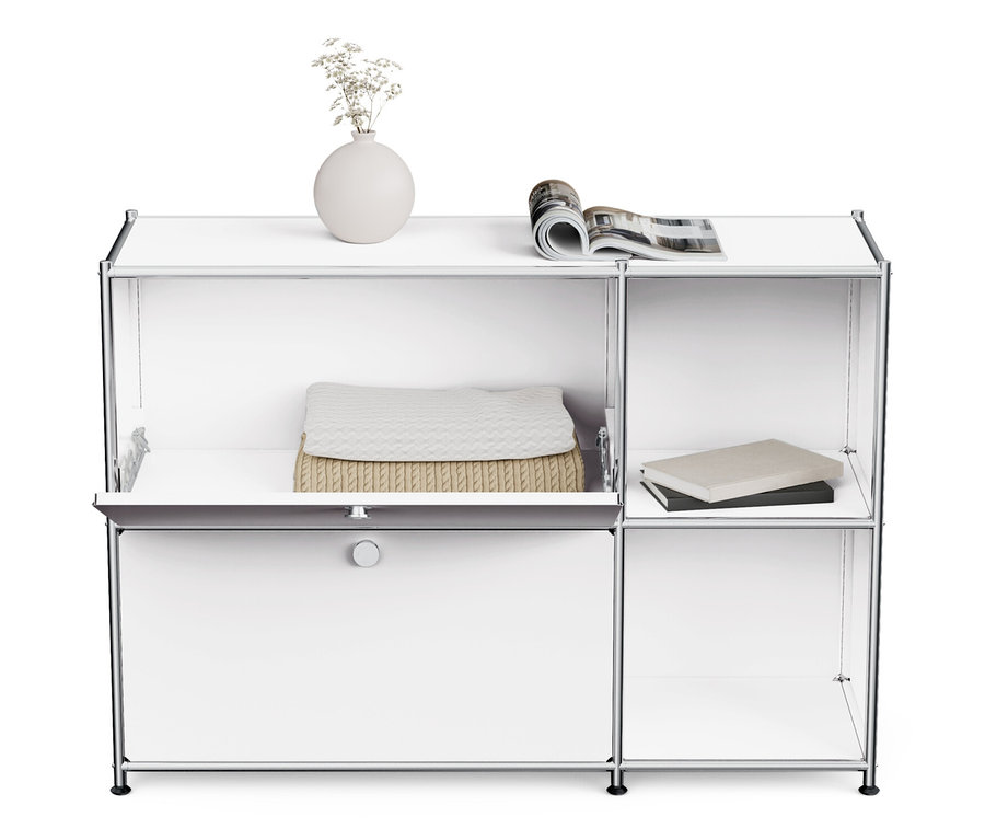 Weißes Sideboard Metall »CN3« mit 2 Klappenfächern, auf dem eine Vase mit Blumen und eine Zeitschrift stehen.