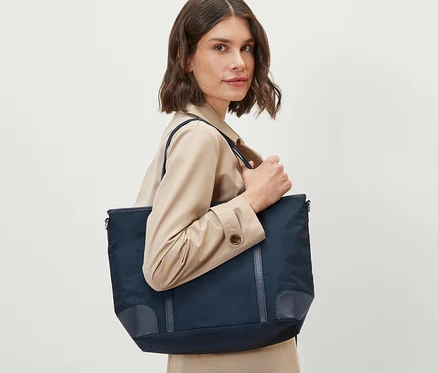 Frau hält Shopper.