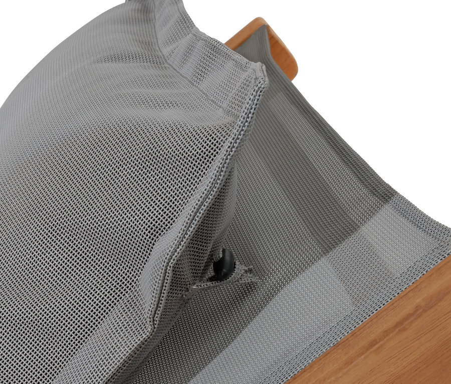 Detailansicht einer Teak-Schaukelliege mit grauem Netzgewebe.