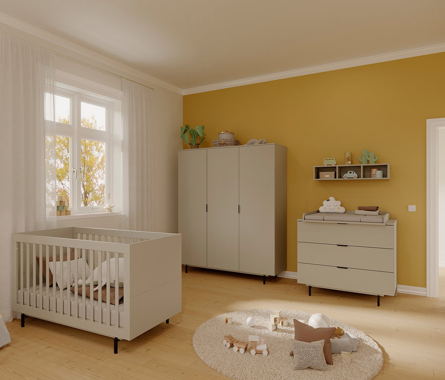 Kinderzimmer mit Babybett, Kommode mit Wickelaufsatz »Tomino« und Kleiderschrank.