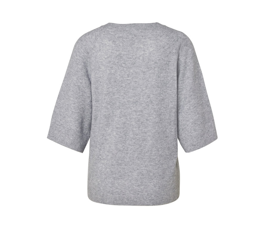 Detailaufnahme von einem grauen Strickpullover.