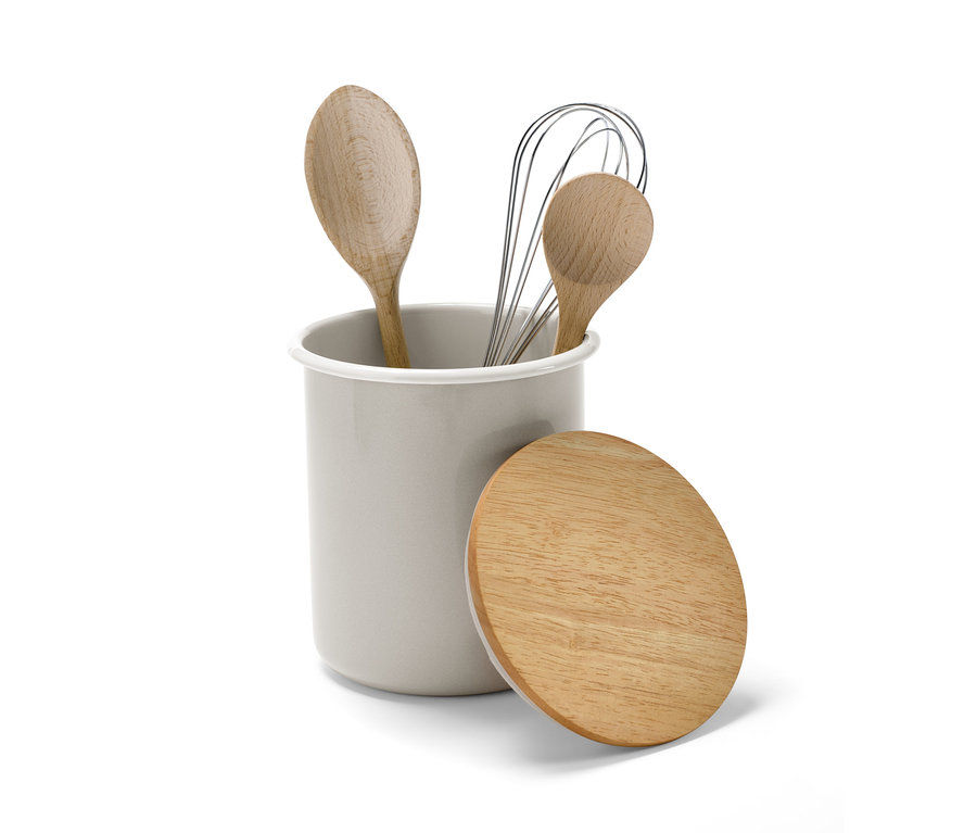 In einer Emaille-Vorratsdose stehen zwei Holzlöffel und ein Schneebesen aus Metall. Daneben liegt ein Holzdeckel.