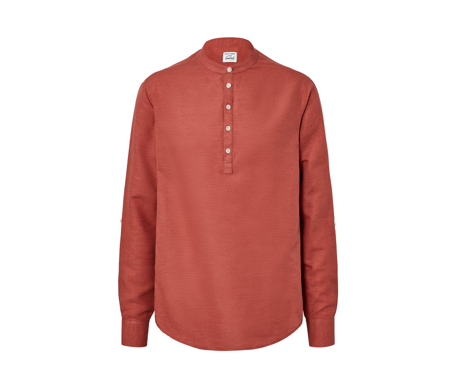 Terrakottafarbenes Hemd mit langen Ärmeln und Leinen.