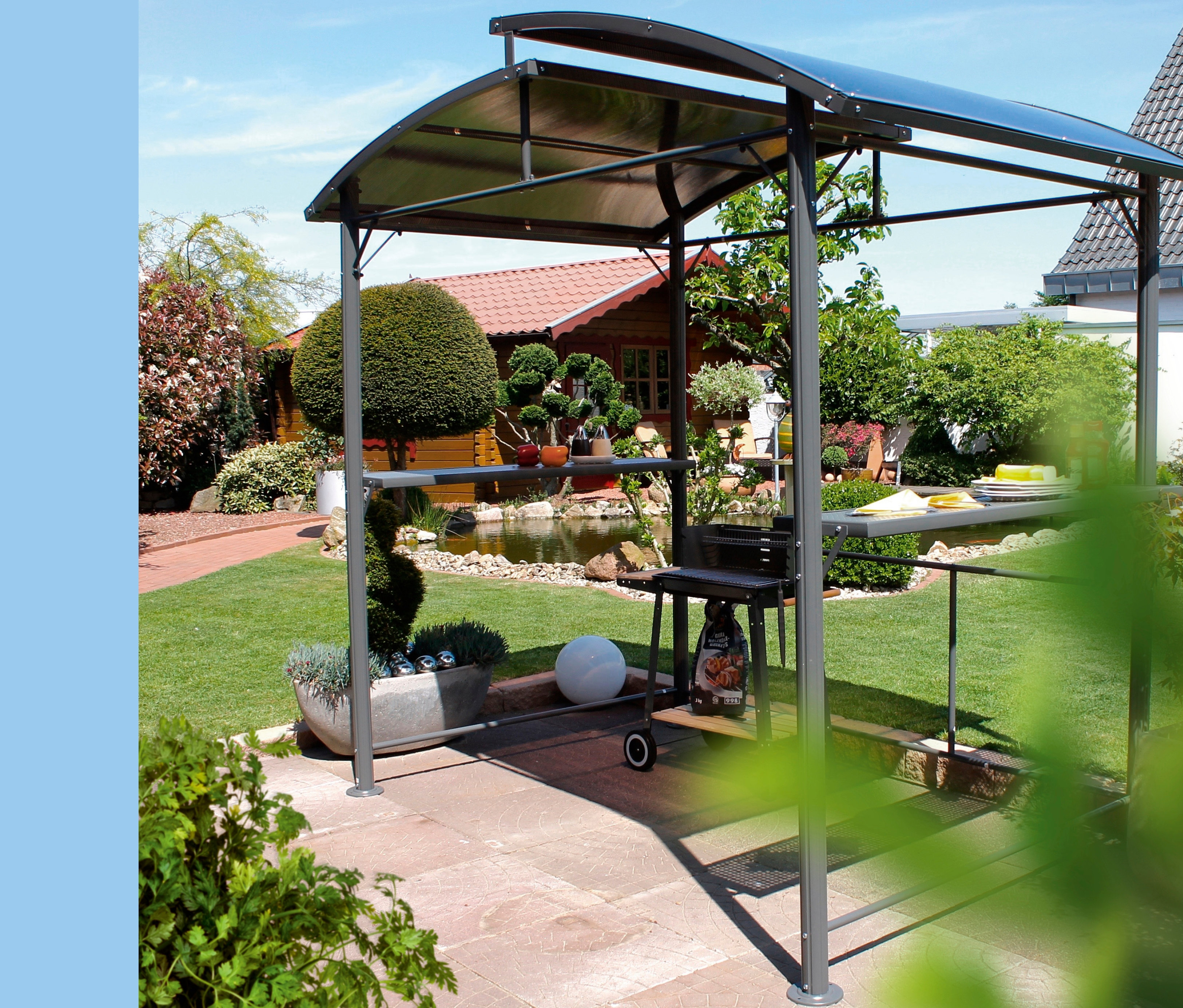 Grill im Profi-Grillpavillon, XXL, steht auf Terrasse.