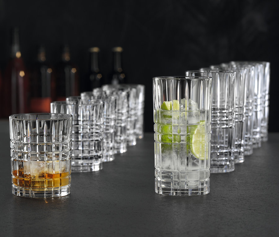 Nachtmann Highland Gläser, im Vordergrund mit Whisky, im Hintergrund mit Eis und Limette auf einer Bar.