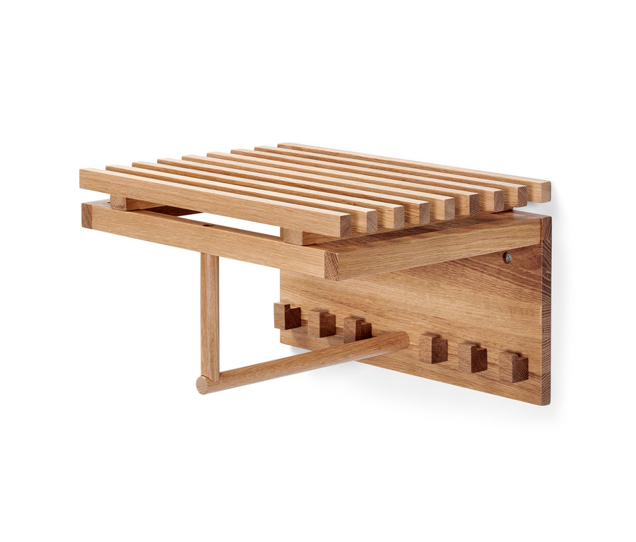 Eine hängende Wandgarderobe aus Eichenholz.