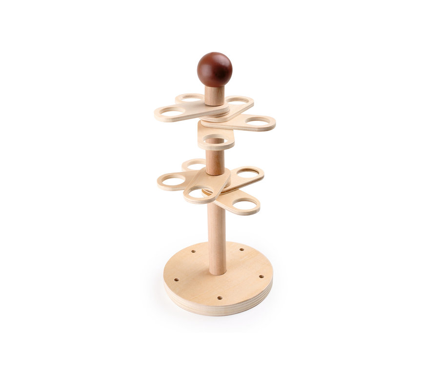 Ein beweglicher Eisständer von small foot aus Holz mit einer braunen Kugel oben und Löchern zum Einstecken von Eis.
