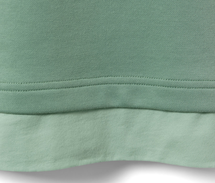 Detailansicht eines hellgrünen Oversized Fitness-Longsleeves.