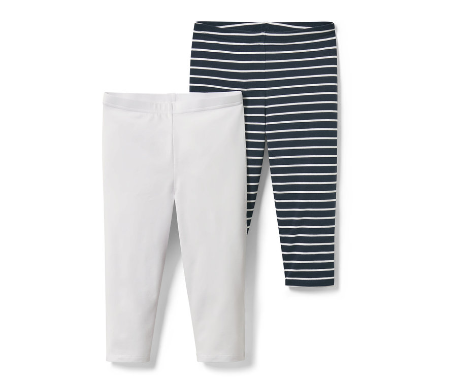 Zwei Kinder-3/4-Leggings: eine weiß, eine blau-weiß gestreift.