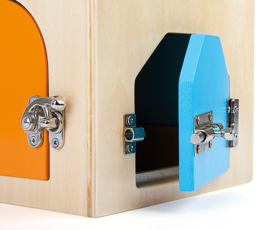 Detailansicht des small foot Schlosshaus aus Holz mit farbigen Türen und Metallschlössern.