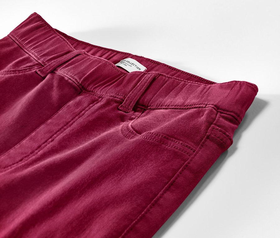 Nahaufnahme einer Himbeer-farbenen Treggings – Fit »Nelly« mit Gummibund.