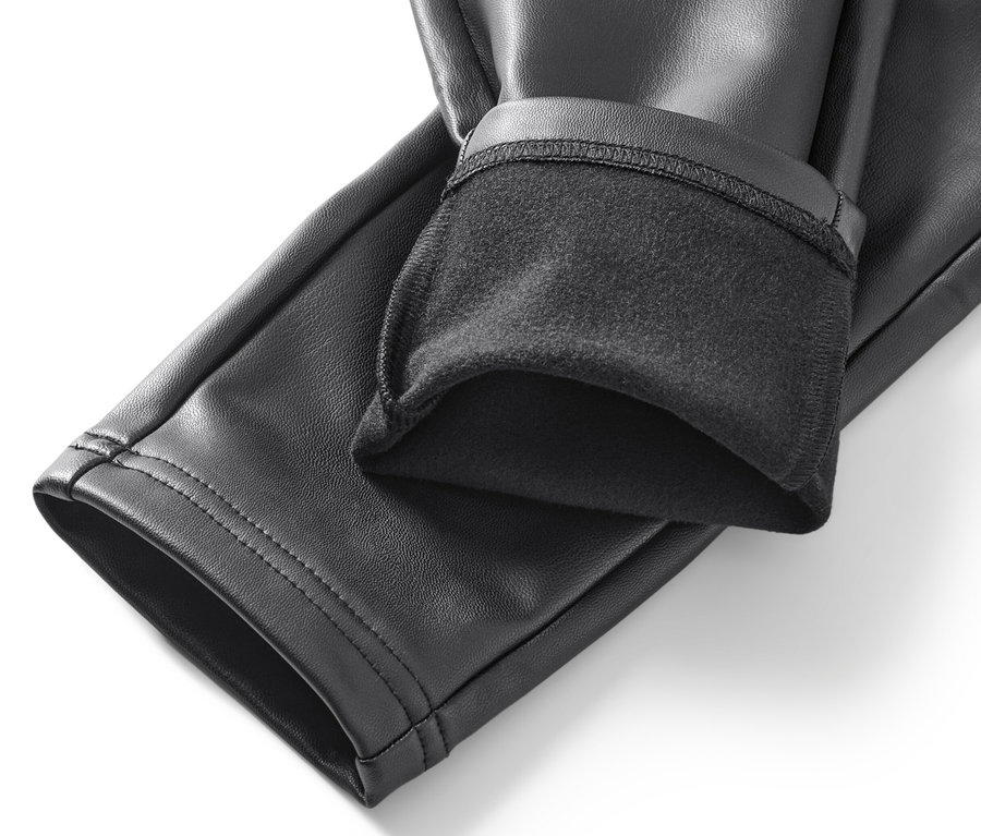 Detailaufnahme einer Leggings in Lederoptik.