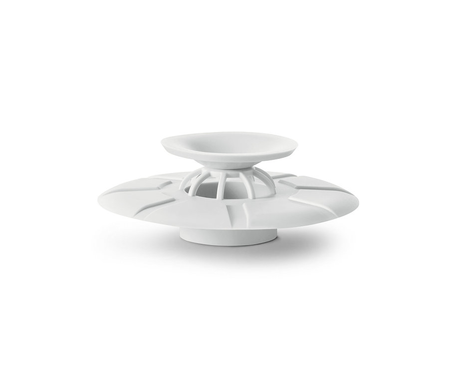 Weißes Abflusssieb und -verschluss auf weißem Hintergrund.