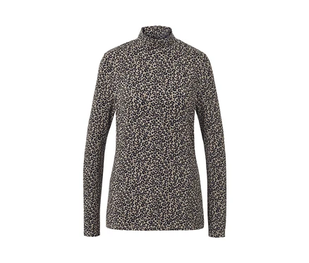 Ein bedrucktes Blusenshirt mit Stehkragen und Leopardenmuster.