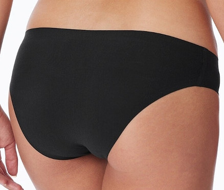 Nahaufnahme der Rückansicht einer Frau, die einen schwarzen, unsichtbaren SCHIESSER Rio-Slip mit Baumwolle trägt.