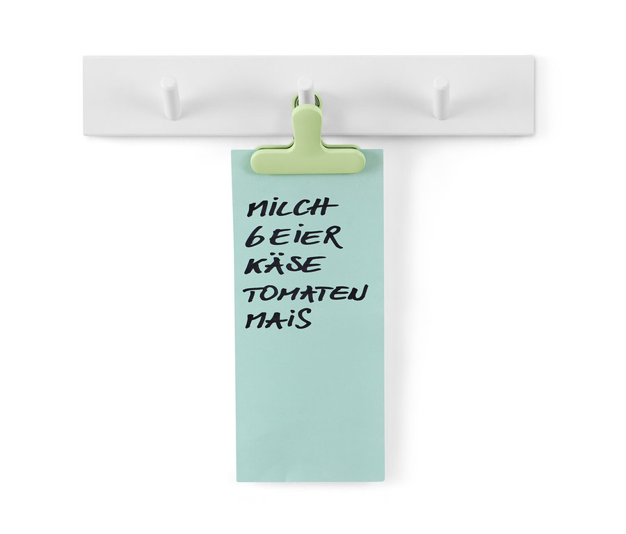 Einkaufszettel hängt mit einem 6 Aromaclips an einer weißen Garderobe.