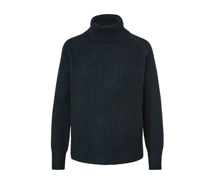 Dunkelblauer Grobstrickpullover mit Rollkragen.