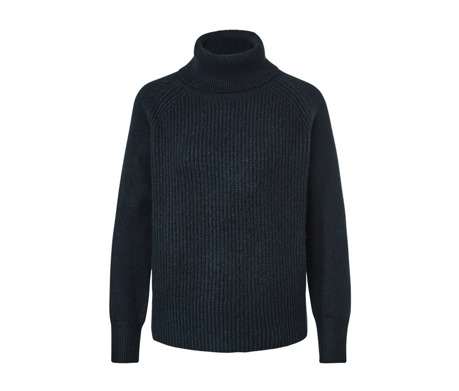Dunkelblauer Grobstrickpullover mit Rollkragen.