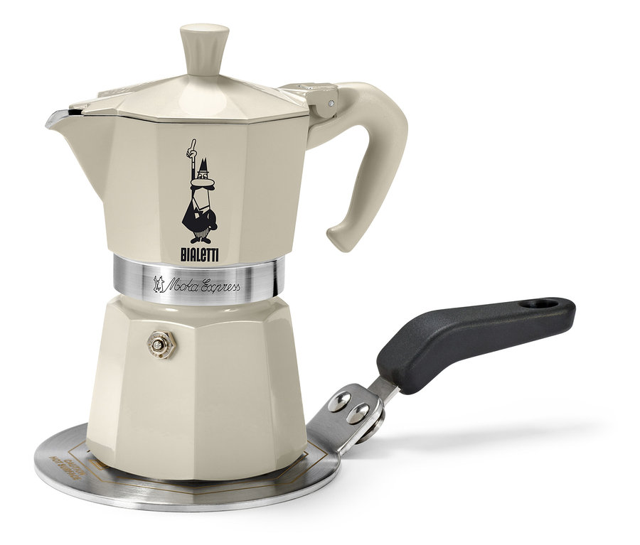 Ein beiger Bialetti Espressokocher steht auf einer 13 cm Induktionsadapterplatte von Bialetti.