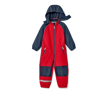 Rot-blauer Kinder-Softshell-Einteiler auf weißem Hintergrund.