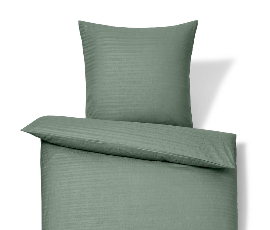 Grüne Seersucker-Bettwäsche in Normalgröße und Übergröße liegt auf einem weißen Hintergrund.
