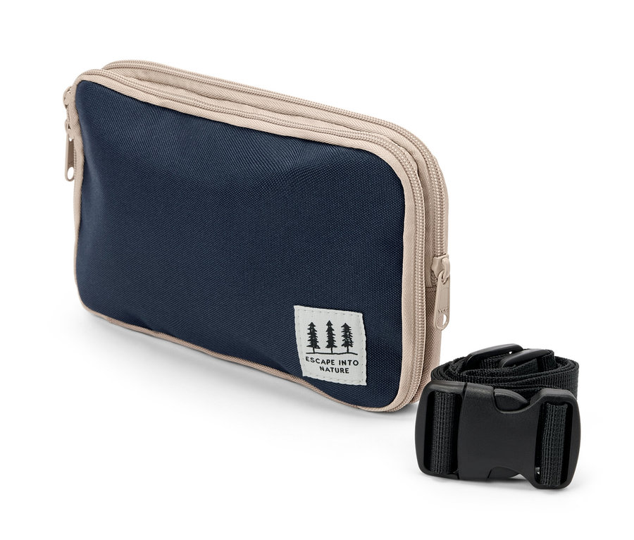 Eine marineblaue und beige Multifunktions-Tasche mit einem schwarzen Riemen liegt auf einem weißen Hintergrund.