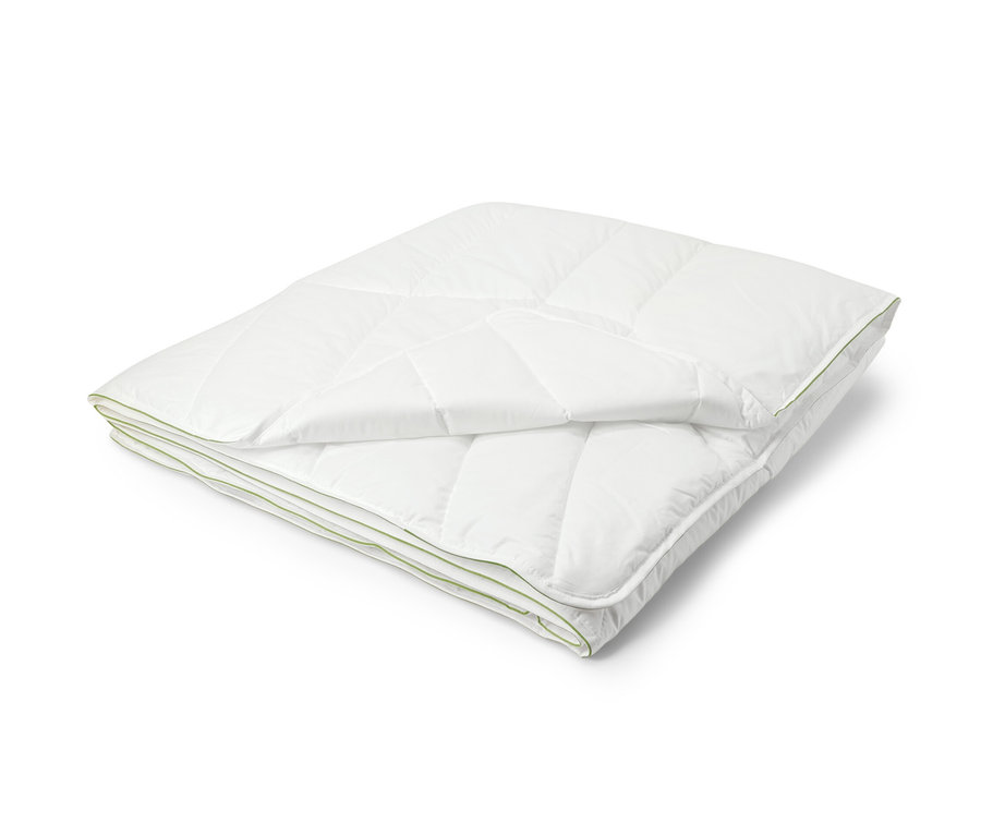Gefaltete, weiße irisette® greenline Steppdecke mit Outlast®-Technologie.