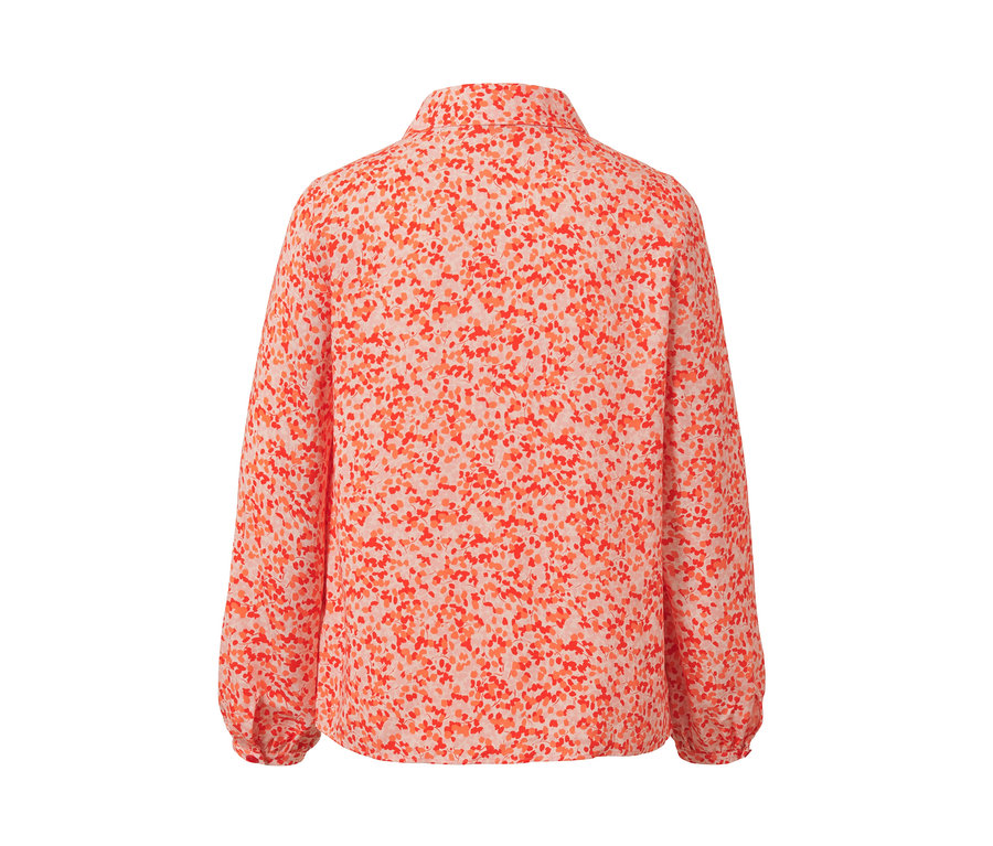 Rückansicht der Hemdbluse mit Print.