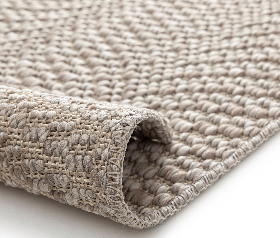 Detailansicht des beigen Teppichs »Twine« mit Naturoptik.