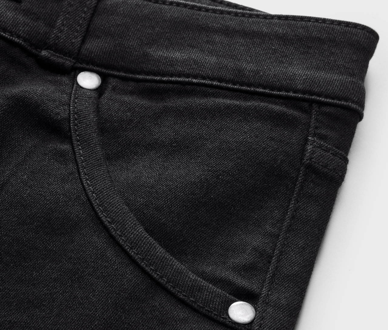 Detailaufnahme einer Flared Kinder-Jeans – Fit »Pia«.