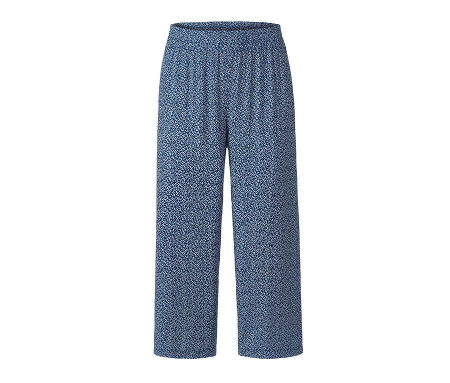Eine blaue 3/4-Pyjamahose mit Muster.