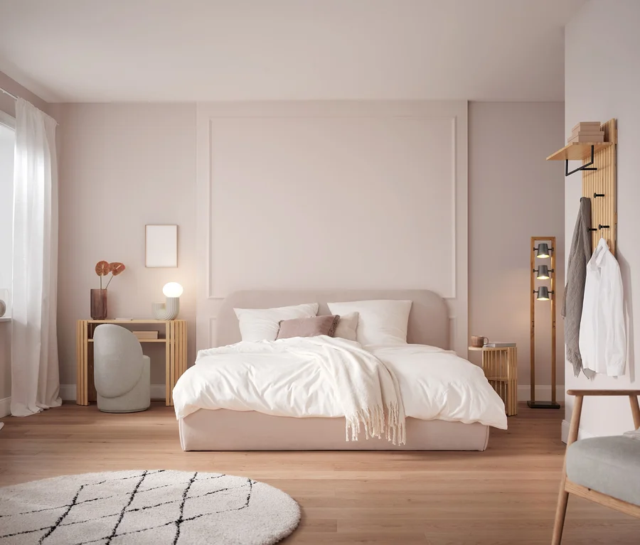 Schlafzimmer mit Bett mit weißer Bettwäsche, Tisch, Stuhl und Dekorationen.