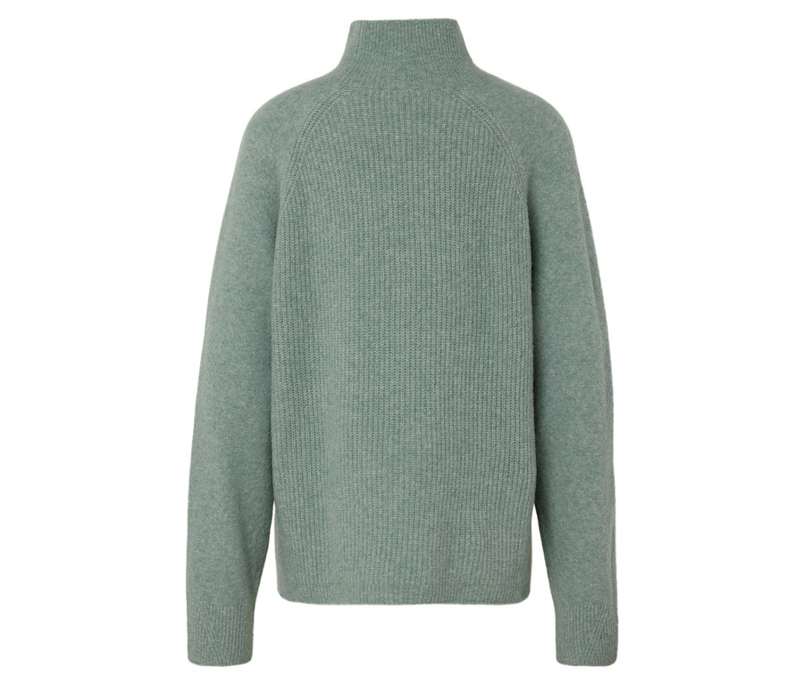Rückansicht eines hellgrünen Strickpullovers mit Rollkragen.