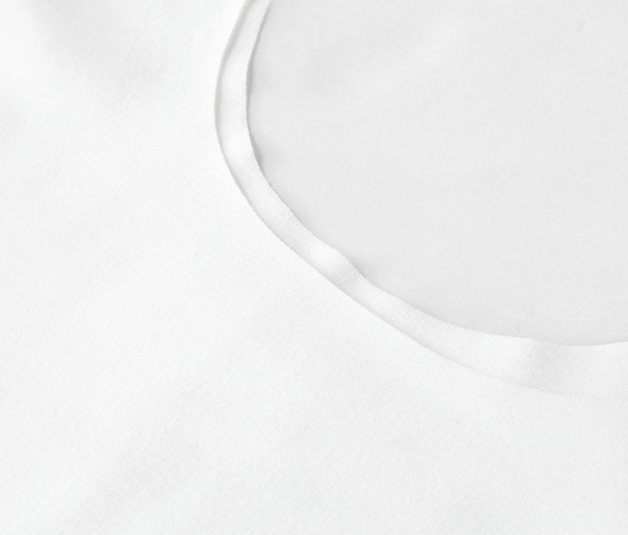 Detailaufnahme eines weißen Stoffes mit Saum.