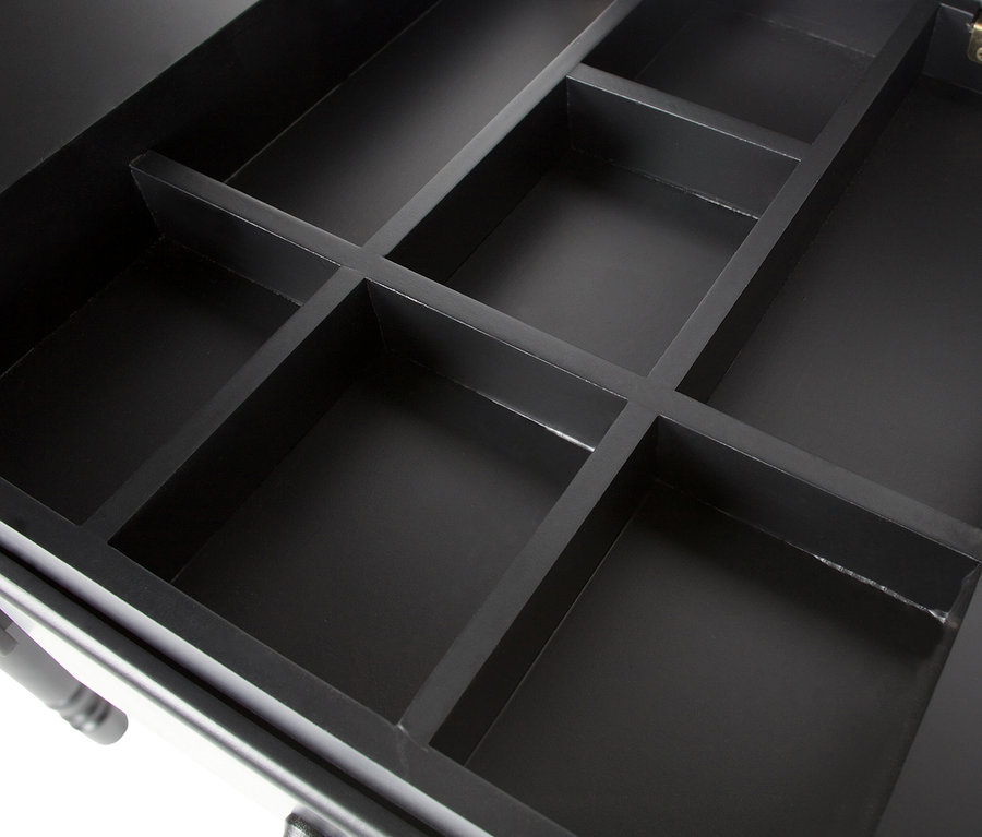 Offene Schublade des schwarzen Woood Romy Frisiertischs mit Fächern.