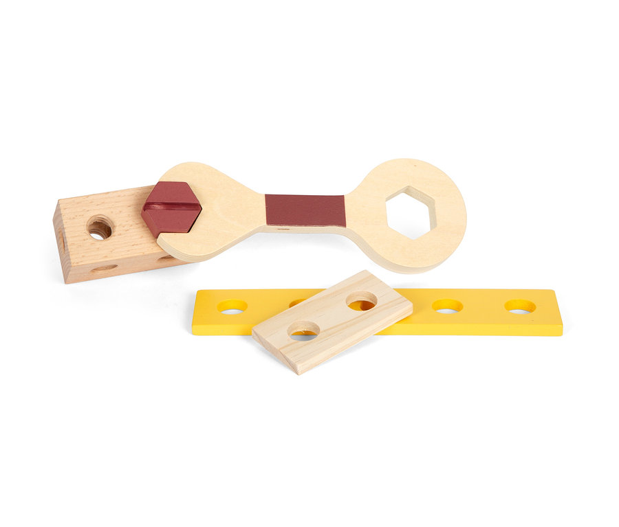 Ein Holzschlüssel und andere Holzspielzeuge aus dem Werkzeugrucksack »Workshop« von small foot.