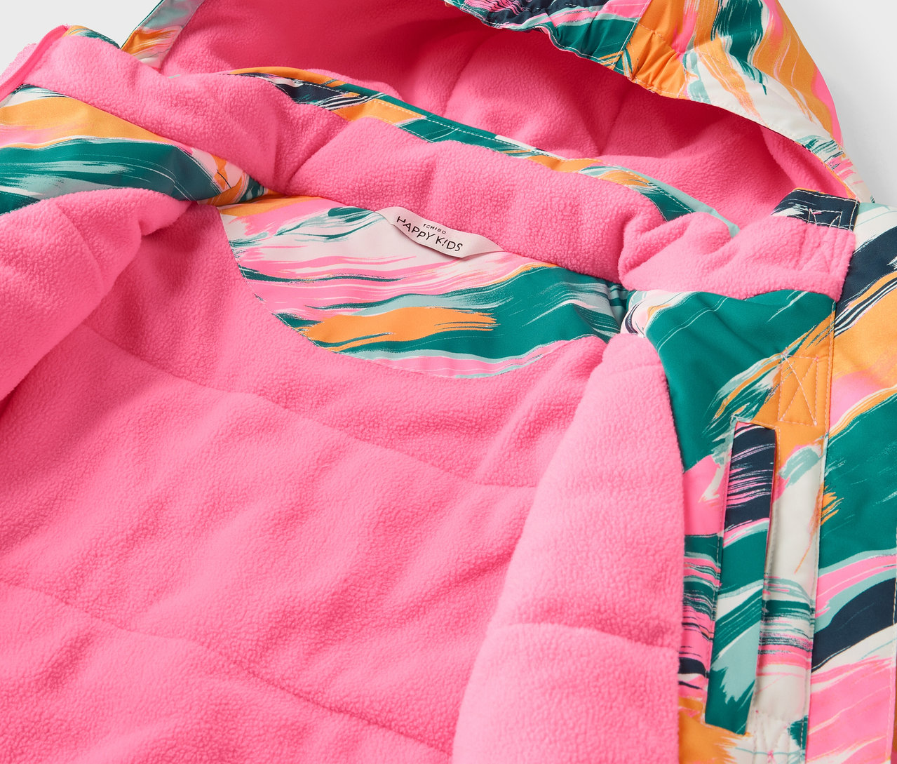 Detailansicht vom Inneren einer farbenfrohen Jacke mit Kapuze und pinkfarbenem Futter.