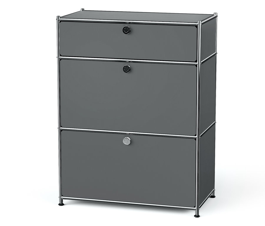 Graue Kommode mit drei Schubladen und Chromrahmen.