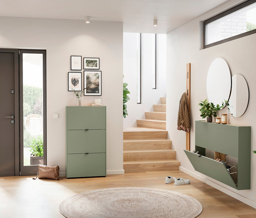 Eingangsbereich mit Schuhschrank, Spiegeln und Treppe.