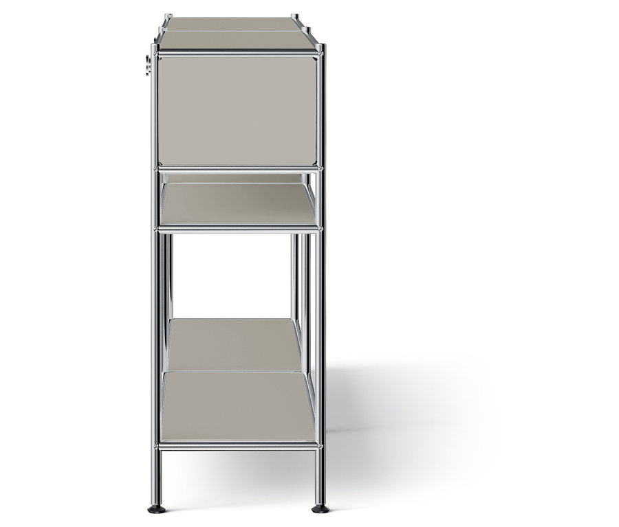 Dreistöckiges Regal mit verchromtem Rahmen und beige Regalböden.